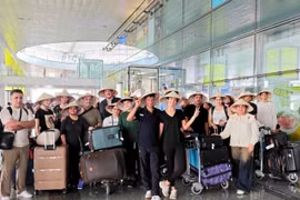 Iranian tourists on the first-ever charter flight to Hà Nội land at Nội Bài International Airport on March 28 (Photo:baodautu.vn) 
