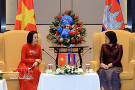Cambodian National Assembly President Samdech Khuon Sudary (R) and Vietnamese National Assembly Vice Chairwoman and President of the Vietnam–Cambodia Friendship Association Nguyen Thi Thanh. (Photo: VNA)