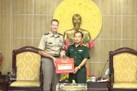 The two sides exchange gifts at the meeting in Quang Tri province on July 3. (Photo: VNA) 