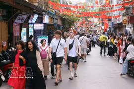 The number of international tourist arrivals to Vietnam climbs nearly 15% in the first half of 2026. (Photo: VNA)