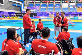 Nguyen Trong Ho (right), head of Vietnam’s delegation to the Asian Para Games 2026, offers encouragement to athletes. (Photo: Vietnam Para Sports Delegation)