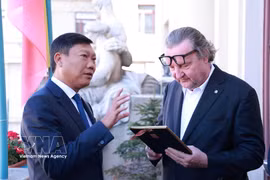 Vice Chairman of the Hanoi People’s Committee Do Anh Tuan (left) presents a souvenir to Prague Deputy Mayor Petr Hlavacek. (Photo: VNA)