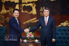 Prime Minister Le Minh Hung (R) and Cambodian Minister of Inspection Sok Soken in Hanoi on September 29. (Photo: VNA)