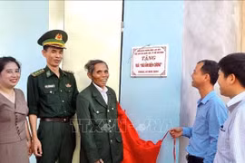 Veteran Ho A Tay, a resident of Ha Let village, Tan Thanh commune, Huong Hoa district, Quang Tri province, receives new house from the province's housing assistance programme. (Photo: VNA)