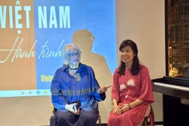 Dominique de Miscault and Dr Hoang Thi Hong Ha introduce the photography book "Vietnam - Un voyage mémoriel". (Photo: VNA)
