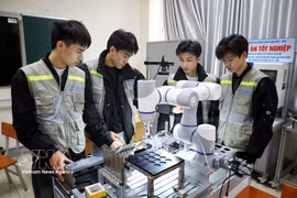 Students attend a microcontroller programming practicum at Viet-Han Bac Giang College of Technology. (Photo: VNA) 