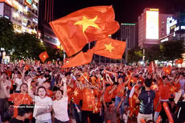 Fans at Nguyen Hue pedestrian street erupt in celebration as Nguyen Xuan Son scores to put Vietnam ahead in the ASEAN Hyundai Cup 2026 semifinal second leg. (Photo: VNA) 