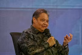 Indonesian Chief Economic Affairs Minister Airlangga Hartarto speaks at the Investor Daily Round Table forum in Jakarta on April 30, 2025. Hosting the forum is B-Universe Media Holdings. (Photo: jakartaglobe.id) 
