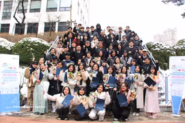 Vietnamese students in the Republic of Korea pose for a group photo at the “Writing About Life” contest for Vietnamese students in the country. (Photo: VNA) 