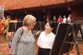  Nicholl, a visitor from London at the exhibition (Photo: kinhtedothi.vn)