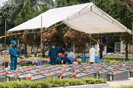 A task force collects DNA samples from the remains of fallen soldiers at the Duc Co Martyrs' Cemetery in Duc Co commune, Gia Lai province. ( Photo: VNA)