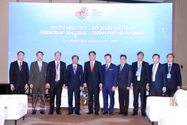 Nguyen Loc Ha, Standing Vice Chairman of the Ho Chi Minh City People’s Committee, receives Phouvong Ounkhamsen, Secretary of the Party Committee and Chairman of the People’s Council of Laos’ Xieng Khouang province. (Photo: VNA)