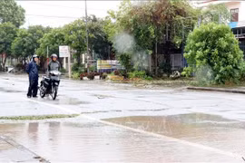Residents in Ninh Binh province are unable to travel due to severe flooding caused by storm Wipha-triggered rain. (Photo: VNA) 