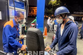 Fuel prices lowered from July 1 following VAT reduction (Photo: VNA) 