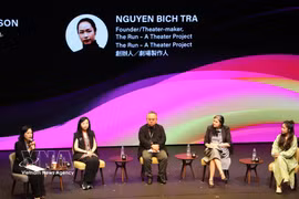 Director Tra Nguyen, founder of “The Run – A Theatre Project” (far right), joins international speakers at the panel discussion. (Photo: VNA)