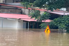 In Kim Tan commune, Thanh Hoa province, flood has submerged more than half of the ground floors of two- and three-storey houses. (Photo: VNA)