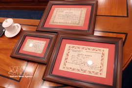 Three war memorabilia items, including a certificate of merit and bravery certificates, are handed over to the Ho Chi Minh City Steering Committee for the Search, Recovery and Identification of Martyrs’ Remains. (Photo: VNA)
