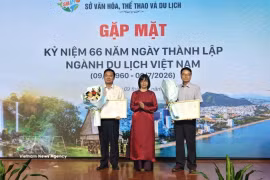 Certificates recognising two new tourist attractions presented to representatives of the sites. (Photo: VNA)