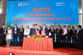 The signing ceremony of the credit agreement for Phase 1 of the Ca Na Wharf Project – Ca Na General Port. (Photo: VNA)