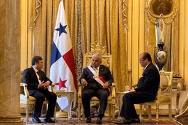 Vietnamese Ambassador to Mexico and concurrently to Panama Nguyen Van Hai presents the Letter of Credence from President Luong Cuong to Panamanian President José Raúl Mulino Quintero. (Photo: VNA)