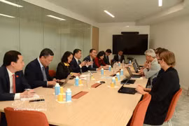 A delegation from the National Assembly's Committee on Culture and Social Affairs meets with France's Regulatory Authority for Audiovisual and Digital Communication (ARCOM). ( Photo: VNA) 