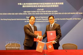 Deputy Prosecutor General of the Supreme People’s Procuracy of Vietnam Tran Hai Quan (left) and Secretary for Security of Hong Kong Tang Ping-keung sign the agreement. (Photo: VNA) 