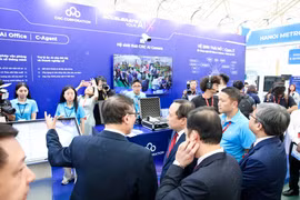 Visitors learn about CMC’s "Make in Vietnam, Made by CMC" ecosystem of AI solutions. (Photo published by VNA)