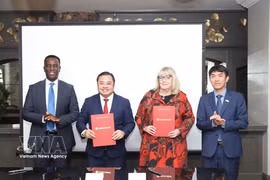 Representatives of the Vietnam National Chemical Group (Vinachem) and the Chemical and Allied Industries' Association (CAIA) of South Africa sign a memorandum of understanding (MoU). Photo: Hong Minh/VNA Correspondent in South Africa (Photo: VNA) 