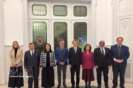 ASEAN ambassadors in Buenos Aires pose for a group photo with representatives of the Argentine Industrial Union (UIA). (Photo: VNA)