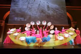 A cultural performance at the ceremony marking the 50th anniversary of the Liberation of the South and national reunification of Vietnam, held in Budapest, Hungary, April 29. (Photo: VNA) 