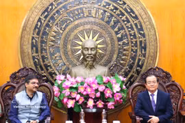 Nguyen Hong Thanh (R), Permanent Vice Chairman of the Tay Ninh provincial People's Committee, and Vipra Pandey, Consul General of India in Ho Chi Minh City, discuss cooperation opportunities during a working session in Tay Ninh province on June 4. (Photo: VNA) 