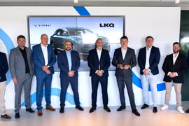 Representatives of VinFast Europe and LKQ Netherlands announce a strategic partnership to develop a comprehensive, high-quality maintenance and after-sales service network across the Netherlands. (Photo: vinfastauto.com) 