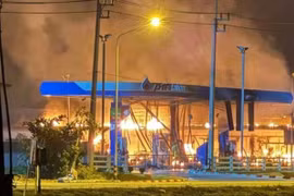 Fire destroys one of the 11 PTT petrol stations that were attacked across three southern border provinces on January 11 (Photo: bangkokpost.com) 