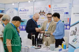 The exhibition drew more than 18,000 online registrations, with about 75% of visitors being professional buyers from factories, manufacturers, distributors and procurement departments of brands operating in Vietnam. (Photo: VNA) 