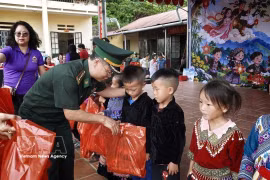 Lao Cai Border Guard presents gifts to students at Dao Dan San satellite school in Si Ma Cai commune. (Photo: VNA) 