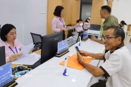 Civil servants at the Dong Xoai ward Public Administration Service Centre handle administrative procedures for local residents. (Photo: VNA)