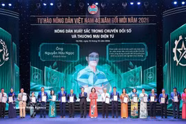 Certificates of merit are presented to outstanding farmers in digital transformation and e-commerce at the ceremony on October 12. (Photo: VNA)