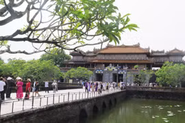 A large number of tourists visit Hue Imperial City. (Photo: VNA) 