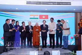 A traditional Indian candle-lighting ceremony opens the gathering. (Photo: VNA)