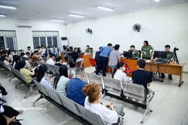 Hanoi police officers issue Level-2 electronic identification accounts. (Photo: VNA) 