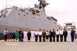 Delegates pose for a group photo at the welcoming ceremony for the ship. (Photo: VNA) 