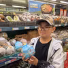 An Asian customer with a Vietnamese coconut product served with straws (Photo: VNA)