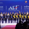 Government and Ho Chi Minh City leaders, along with delegates attending AEF 2026, pose for a group photo with members of the Vietnam International Finance Centre in Ho Chi Minh City and investors (Photo: VNA)