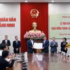 The Quang Ninh provincial People's Committee presents investment approval decisions to 16 projects with a total investment of about 16.075 trillion VND on August 26. (Photo: VNA)