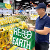 A Ho Chi Minh City resident uses an eco-friendly bag when shopping at a supermarket. (Photo: VNA)