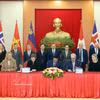 General Secretary of the Communist Party of Vietnam Central Committee and President To Lam (fifth, right) and delegates witness the signing ceremony of a free trade agreement between Vietnam and four members of the European Free Trade Association in Hanoi (Photo: VNA)