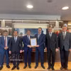 Vice Chairman of the Hanoi People’s Committee hands over investment policy approval for Moscow House project in Hanoi to the Moscow authorities. (Photo published by VNA)