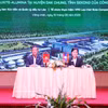 Vietnamese Ambassador to Laos Nguyen Minh Tam (left) and Deputy Minister, Vice Chair and Standing member of the Lao Investment Promotion and Management Committee Phonvanh Outhavong attend the workshop. (Photo: VNA)