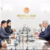 Deputy Minister of Foreign Affairs Dang Hoang Giang (second, left) and Canadian Deputy Minister of International Trade Glenn Purves (second, right) discuss orientations for promoting the Vietnam-Canada Comprehensive Partnership. (Photo: baoquocte.vn)