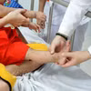 A child with hand, foot and mouth disease receiving treatment at a hospital. (Photo: VNA) 